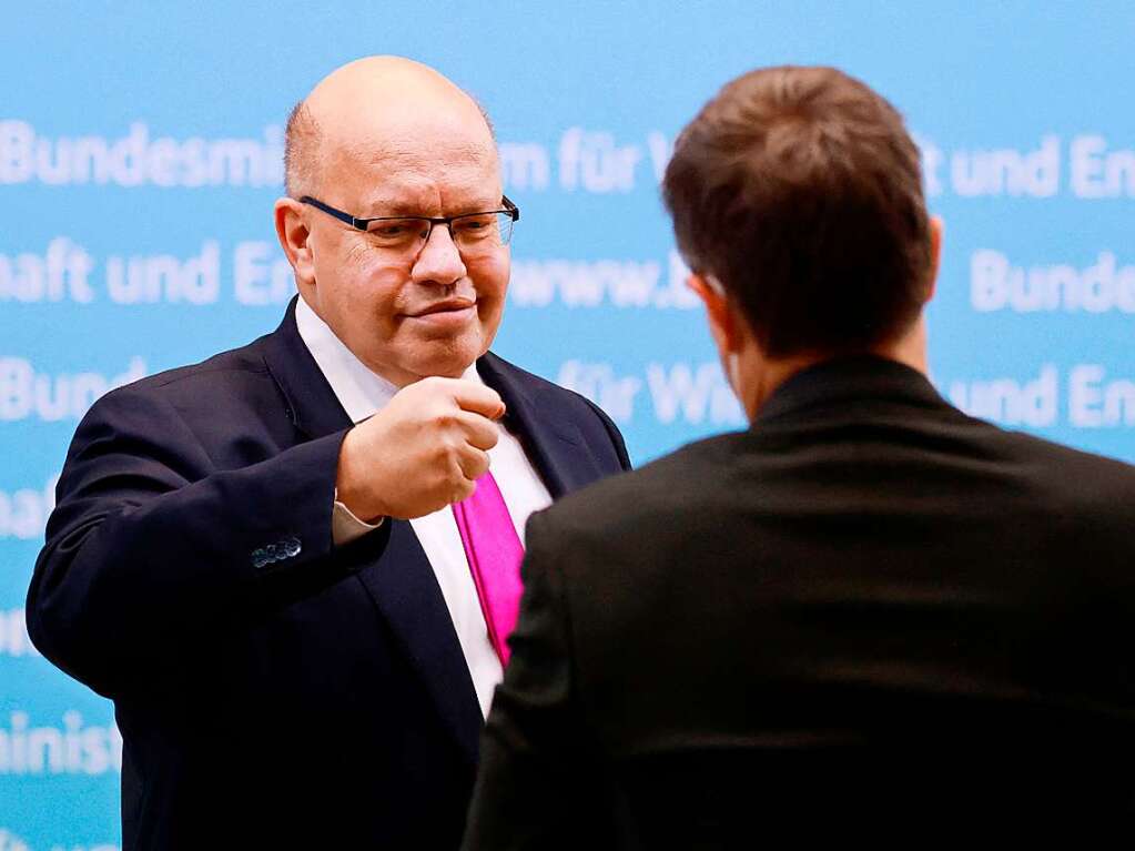 Peter Altmaier (CDU) bergibt die Amtsgeschfte an den Grnen Robert Habeck  (Bundesminister fr Wirtschaft und Klimaschutz).