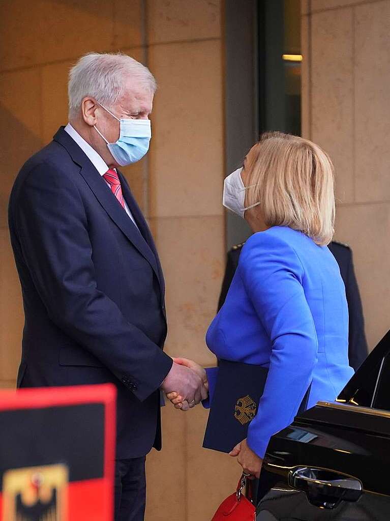 Horst Seehofer (CSU), ehemaliger Bundesinnenminister, begrt Nancy Faeser (SPD), Bundesinnenministerin, am Eingang des Bundesinnenministeriums.