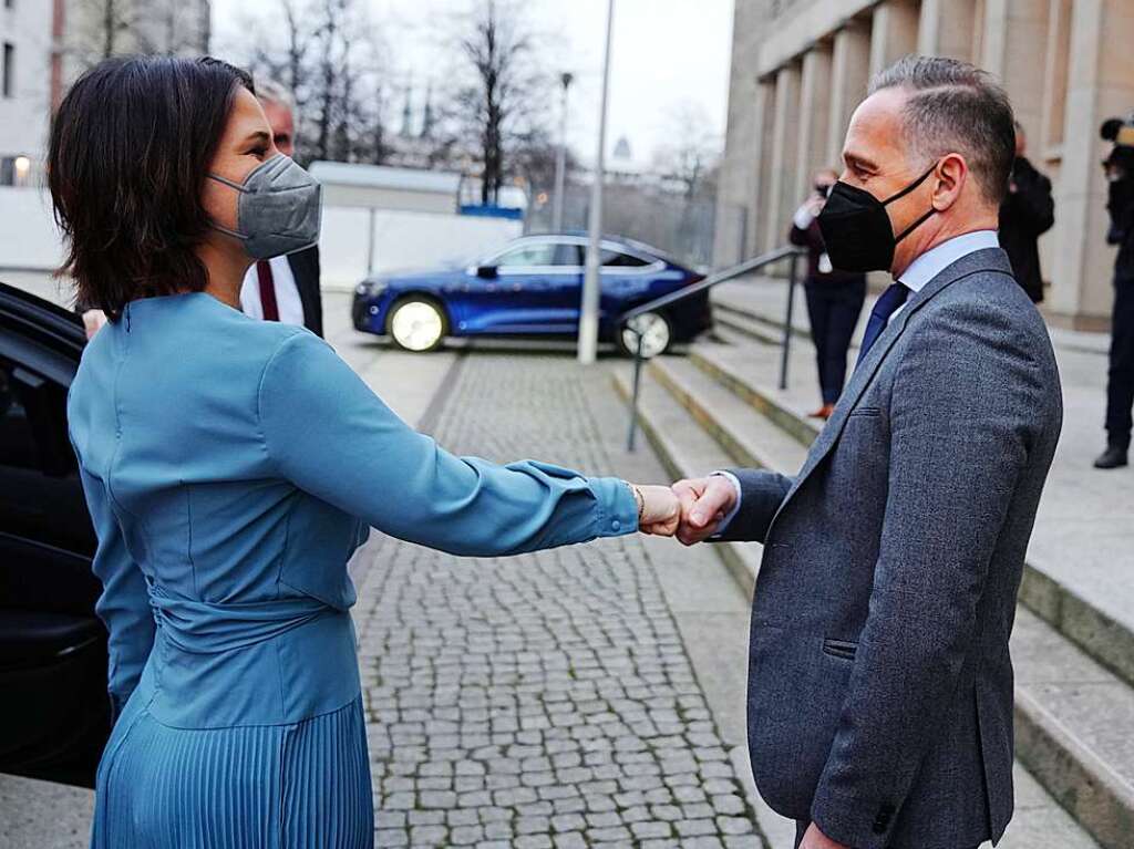 Heiko Maas empfngt Annalena Baerbock bei der Amtsbergabe des bisherigen Auenministers Heiko Maas (SPD) an seine Nachfolgerin Auenministerin Annalena Baerbock (Bndnis 90/Die Grnen) im Auswrtigen Amt.