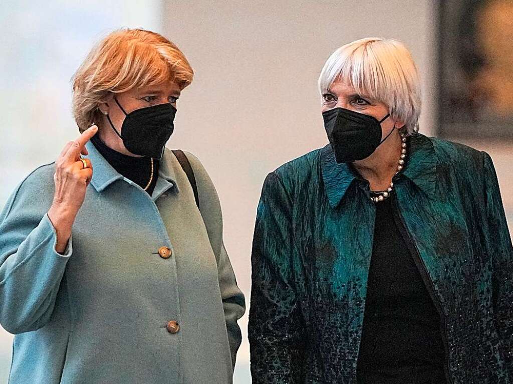 Die ehemalige Staatsministerin fr Kultur und Medien, Monika Grtters (CDU) kommt mit ihrer Nachfolgerin Claudia Roth (Bndnis 90/Die Grnen) zur Amtsbergabe.