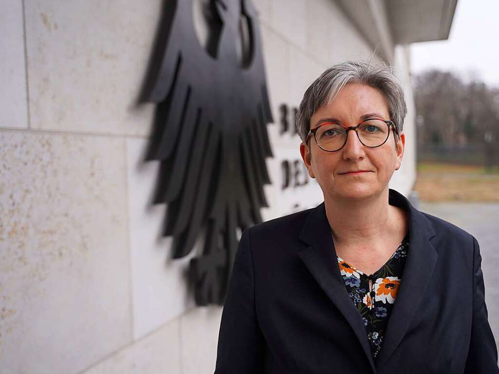 Klara Geywitz (SPD), Bundesbauministerin, steht am Eingang des Bundesinnenministeriums.