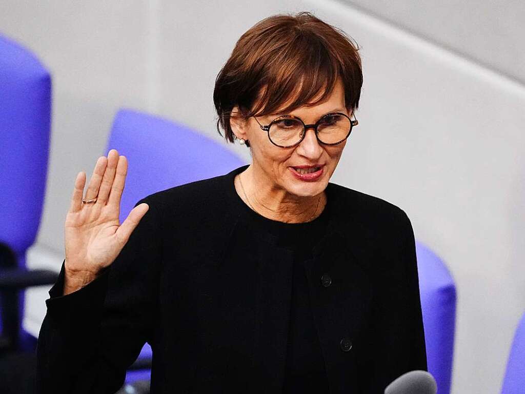 Bettina Stark-Watzinger (FDP), Bundesministerin fr Bildung und Forschung, legt im Bundestag bei der Vereidigung den Amtseid ab.