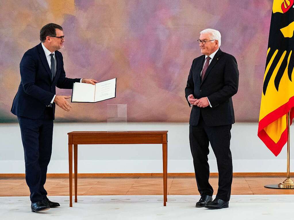 Wolfgang Schmidt (SPD), Chef des Bundeskanzleramts, erhlt von Bundesprsident Frank-Walter Steinmeier im Schloss Bellevue die Ernennungsurkunde.