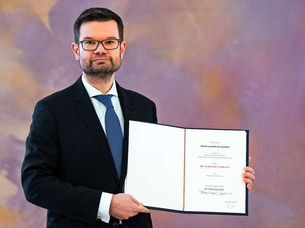 Marco Buschmann (FDP), Bundesminister der Justiz, zeigt die Ernennungsurkunde nach der Ernennung durch den Bundesprsidenten Steinmeier im Schloss Bellevue.