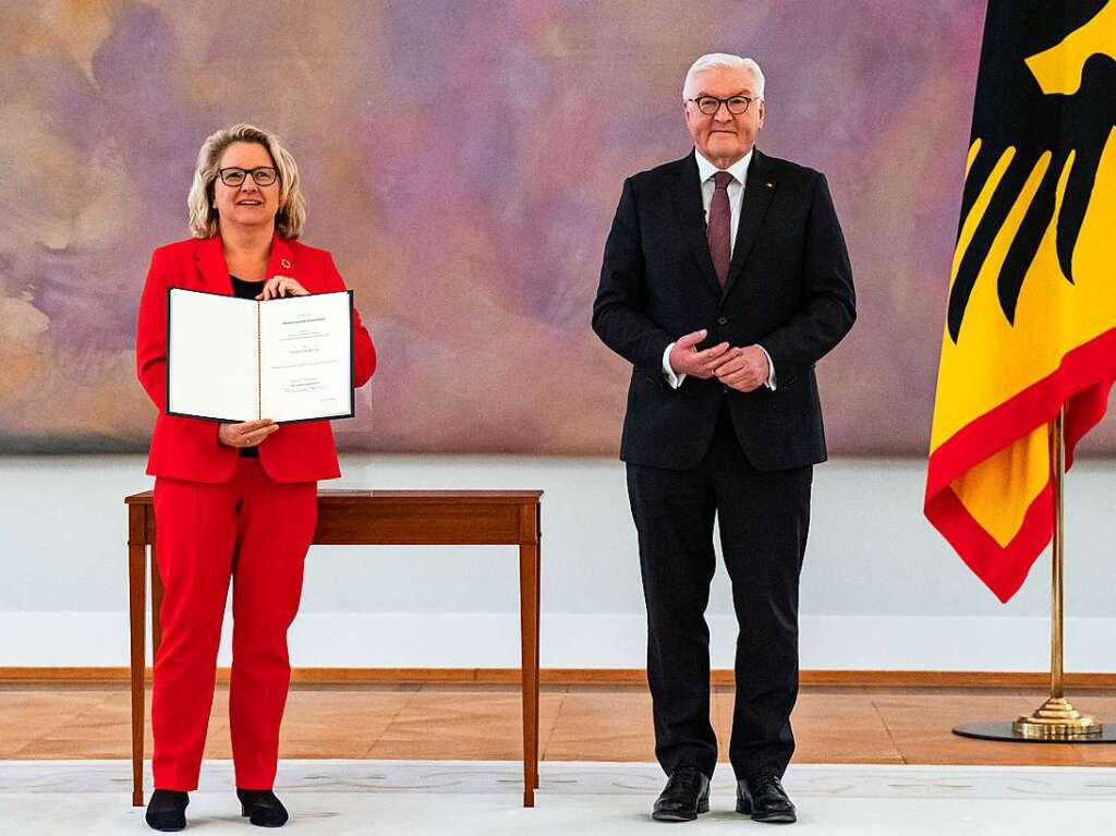 Svenja Schulze (SPD), Bundesministerin fr wirtschaftliche Zusammenarbeit und Entwicklung, erhlt von Bundesprsident Frank-Walter Steinmeier im Schloss Bellevue die Ernennungsurkunde.