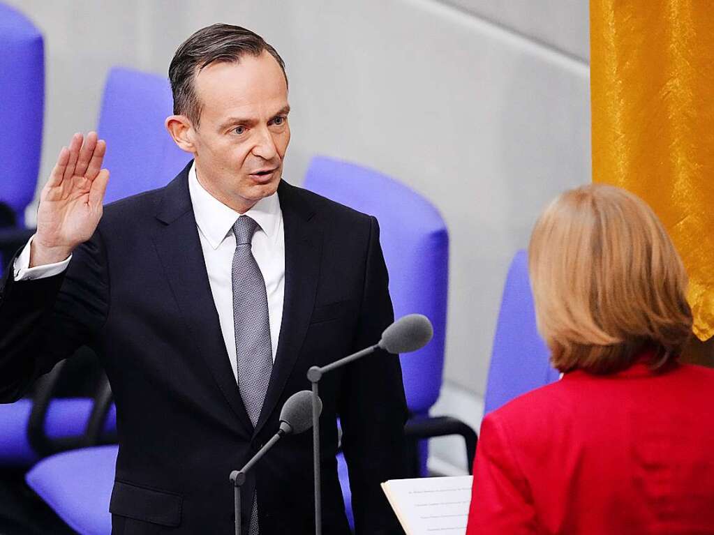 Volker Wissing (FDP), Bundesminister fr Verkehr und Digitales, legt im Bundestag vor Brbel Bas (SPD), Bundestagsprsidentin, bei der Vereidigung den Amtseid ab.