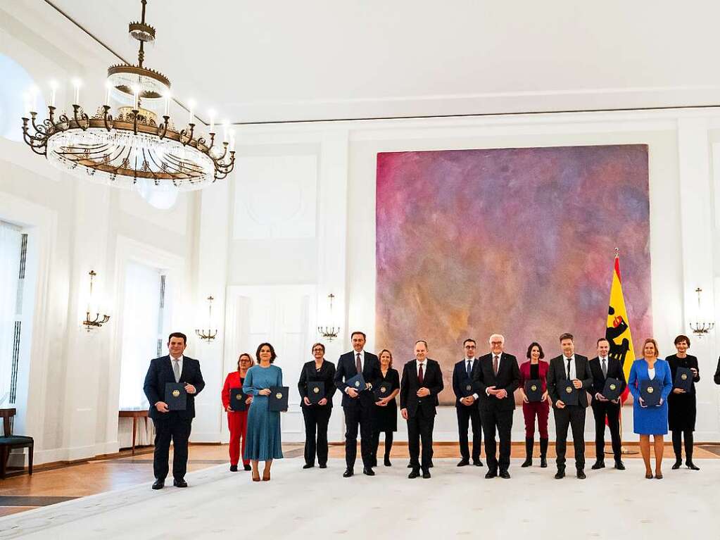 Bundesprsident Frank-Walter Steinmeier steht mit Mitglieder der neuen Bundesregierung im Schloss Bellevue fr ein Foto.