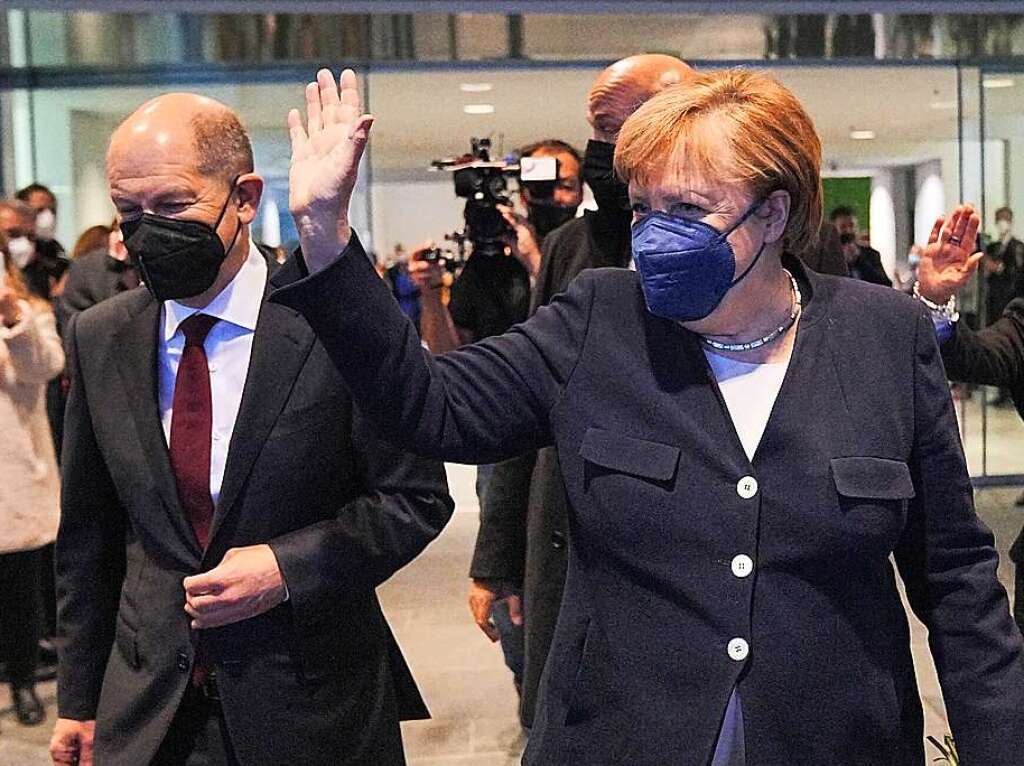 Angela Merkel winkt zum Abschied nach der Amtsbergabe der bisherigen Bundeskanzlerin Angela Merkel (CDU) an den neu gewhlten Bundeskanzler Olaf Scholz (SPD, l) im Bundeskanzleramt.