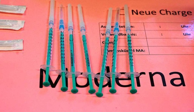 Die meisten Impfwilligen in Titisee er...ur vereinzelt wird Biontech gespritzt.  | Foto: THOMAS KIENZLE (AFP)