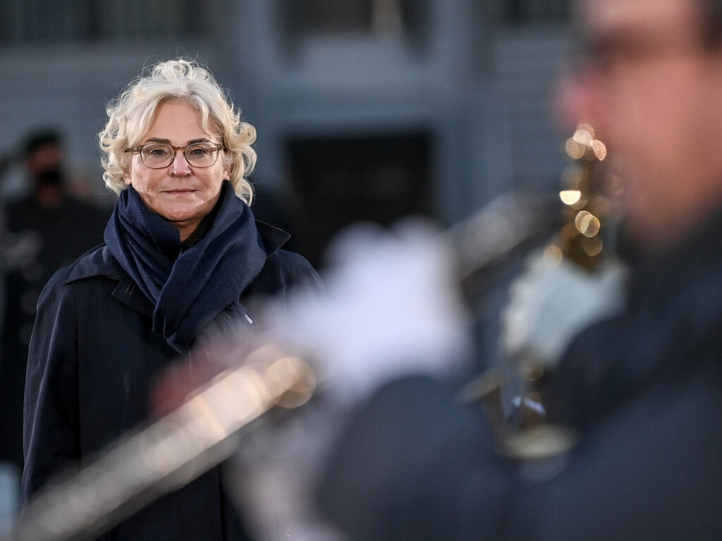 Christine Lambrecht (SPD), Verteidigungsministerin, nimmt an den militrischen Ehren anlsslich ihrer Amtsbernahme zur Verteidigungsministerin teil.