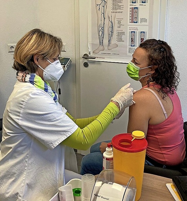 Elke Gampp verabreicht Daniela Metzler eine Booster-Impfung.  | Foto: Mario Isele
