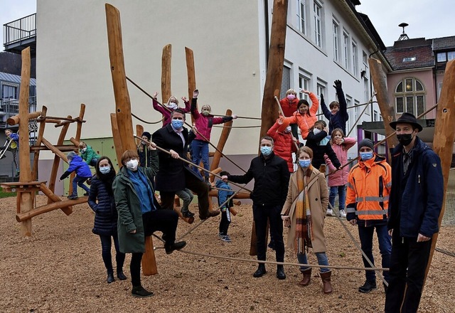 Kinder der Familienklasse auf dem neue... der Verwaltung und einiger Sponsoren.  | Foto: Heinz und Monika Vollmar