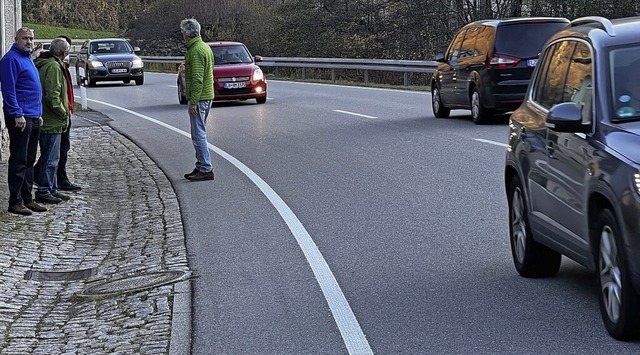 Krzlich trafen sich Vertreter des Ort... Verkehrsproblem aufmerksam zu machen.  | Foto: Hans-Jrgen Hege