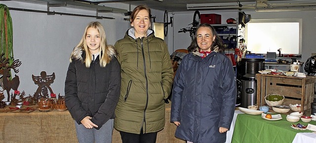 Michaela Springer (rechts) und Pia Haas (Mitte) mit ihren Kunstwerken  | Foto: Adelbert Mutz