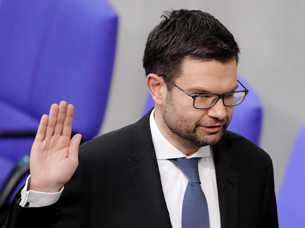 Marco Buschmann (FDP), Bundesminister der Justiz, legt im Bundestag bei der Vereidigung den Amtseid ab.