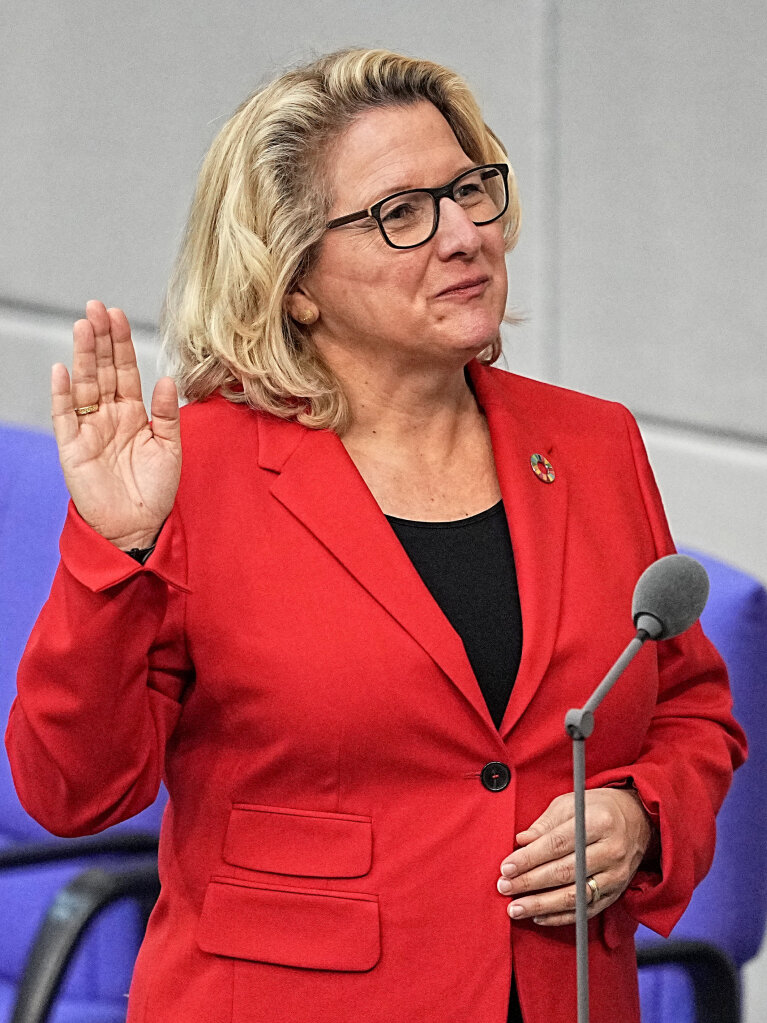 Svenja Schulze (SPD), Bundesministerin fr wirtschaftliche Zusammenarbeit und Entwicklung, legt im Bundestag bei der Vereidigung den Amtseid ab.