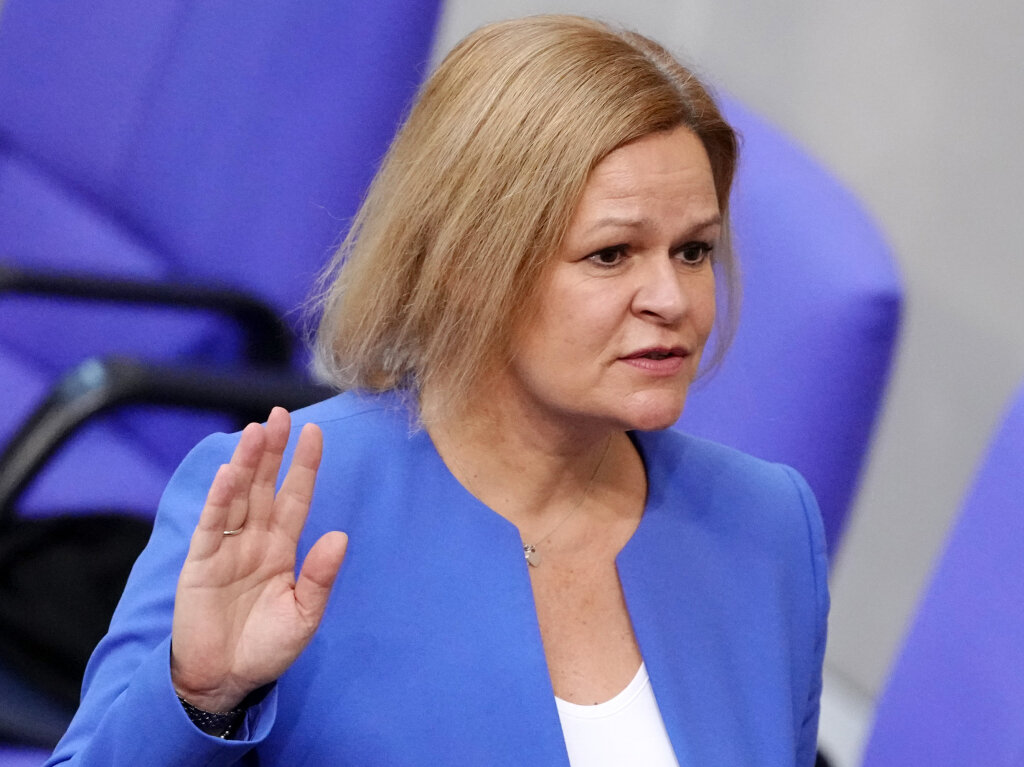 Nancy Faeser (SPD), Bundesministerin des Innern und Heimat, legt im Bundestag bei der Vereidigung den Amtseid ab.