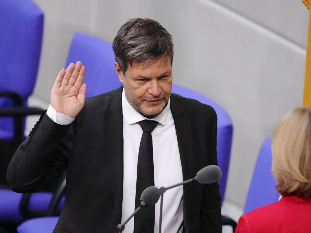 Robert Habeck (Bndnis 90/Die Grnen), Bundesminister fr Wirtschaft und Klimaschutz, legt im Bundestag vor Brbel Bas (SPD), Bundestagsprsidentin, bei der Vereidigung den Amtseid ab.