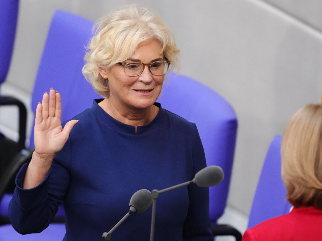 Christine Lambrecht (SPD), Bundesministerin der Verteidigung, legt im Bundestag vor Brbel Bas (SPD), Bundestagsprsidentin, bei der Vereidigung den Amtseid ab.