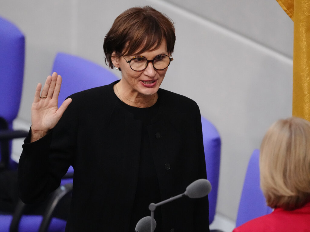 Bettina Stark-Watzinger (FDP), Bundesministerin fr Bildung und Forschung, legt im Bundestag vor Brbel Bas (SPD), Bundestagsprsidentin, bei der Vereidigung den Amtseid ab.