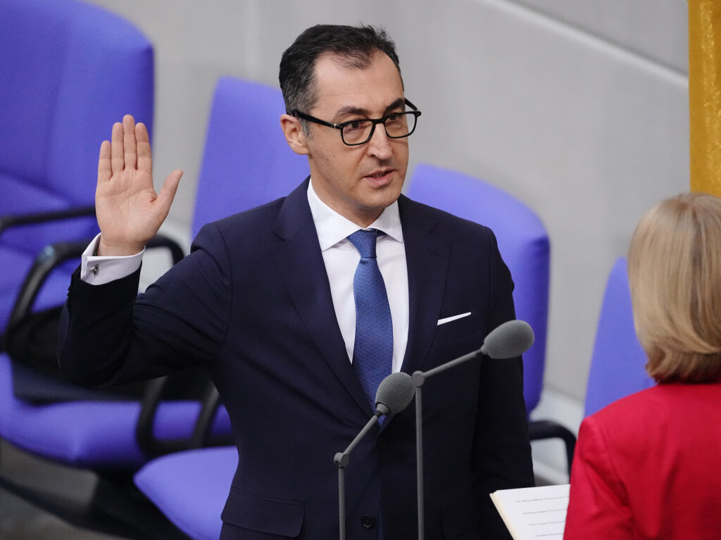 Cem zdemir (Bndnis 90/Die Grnen), Bundesminister fr Ernhrung und Landwirtschaft, legt im Bundestag vor Brbel Bas (SPD), Bundestagsprsidentin, bei der Vereidigung den Amtseid ab.