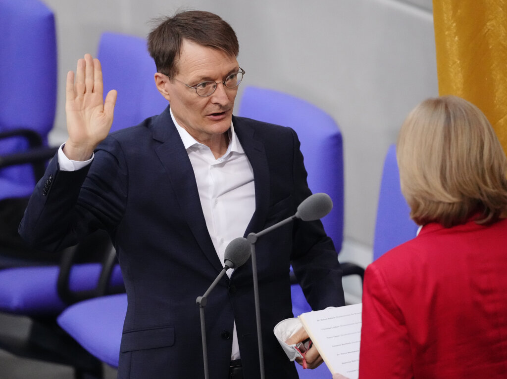 Karl Lauterbach (SPD), Bundesminister fr Gesundheit, legt im Bundestag vor Brbel Bas (SPD), Bundestagsprsidentin, bei der Vereidigung den Amtseid ab.