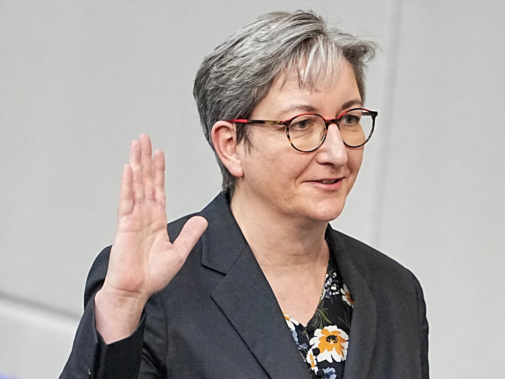 Klara Geywitz (SPD), Bundesministerin fr Bau und Wohnen, legt im Bundestag bei der Vereidigung den Amtseid ab.