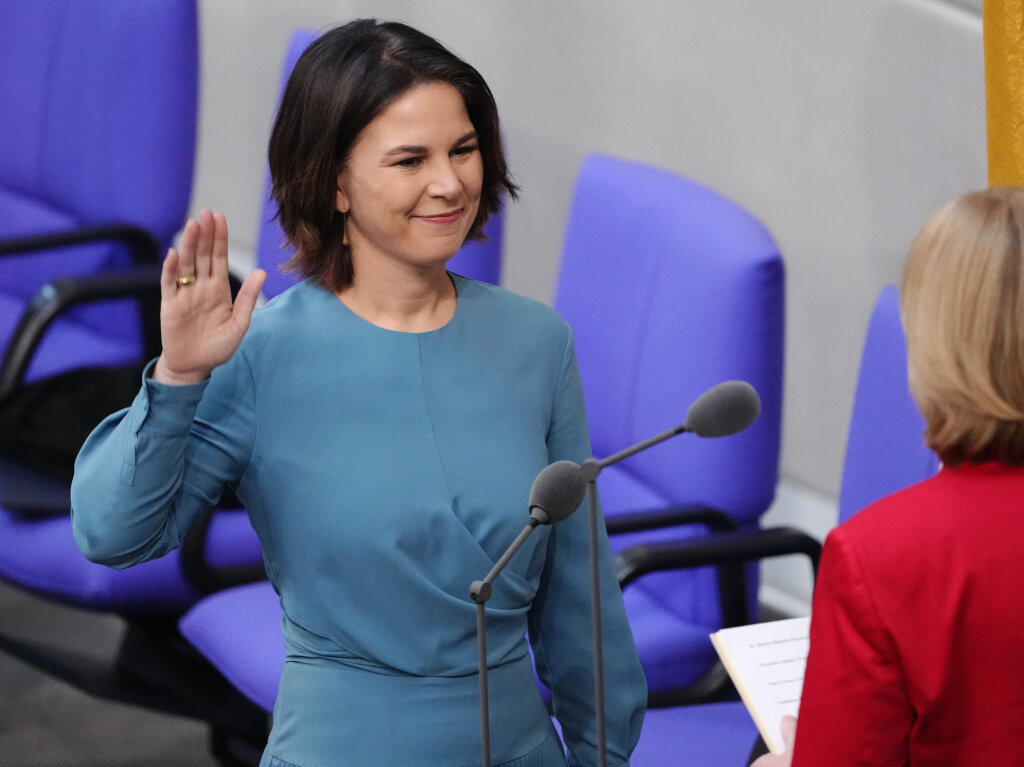 Annalena Baerbock (Bndnis 90/Die Grnen), Auenministerin, legt im Bundestag vor Brbel Bas (SPD), Bundestagsprsidentin, bei der Vereidigung den Amtseid ab.