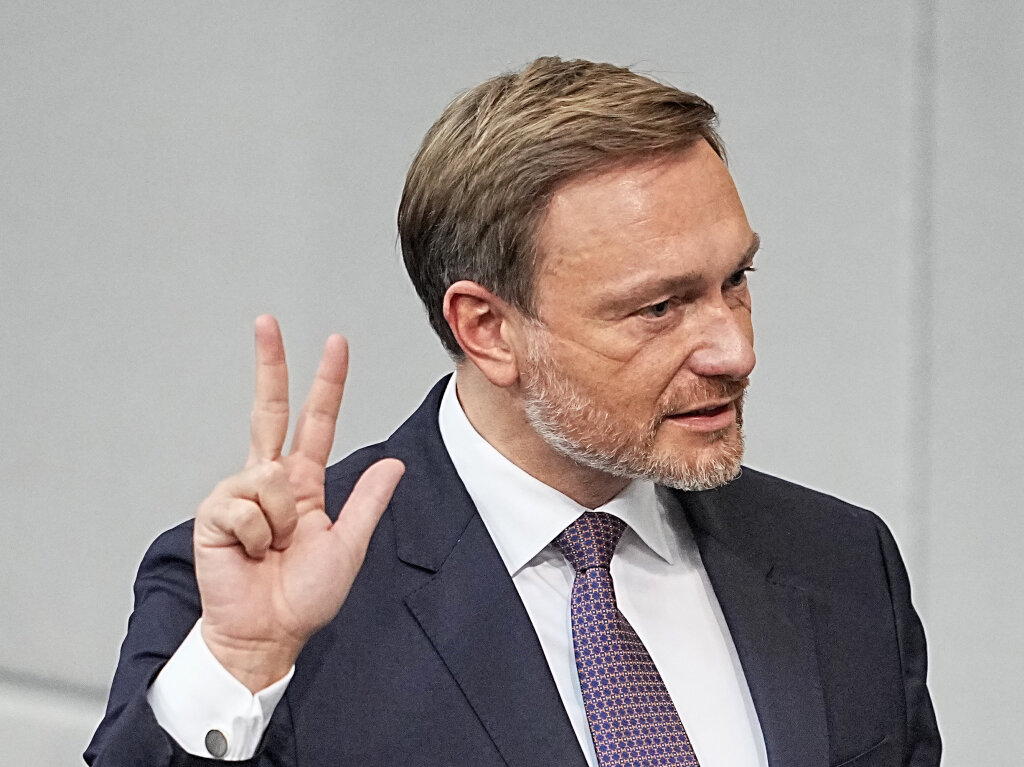 Christian Lindner (FDP), Bundesminister der Finanzen, legt bei der Vereidigung den Amtseid ab.