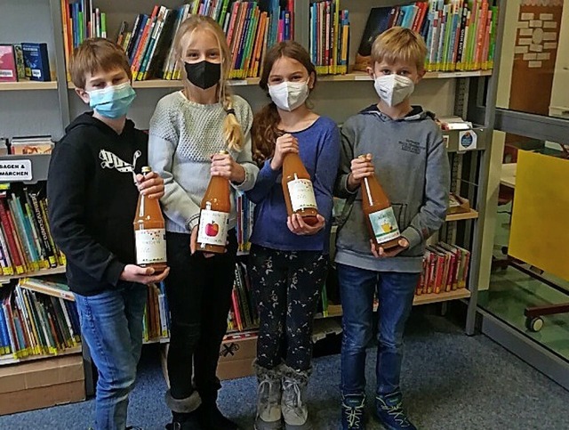 <BZ-FotoAnlauf>Emil-Thoma-Grundschule<...r mit ihrem selbstgemachten Apfelsaft   | Foto: Wolfgang Kimmig