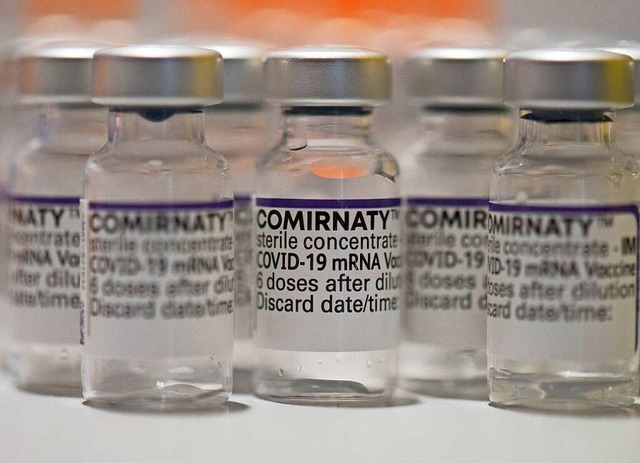 Verbrauchte Ampullen mit dem Biontech-Impfstoff Comirnaty . (Archivbild)  | Foto: Boris Roessler (dpa)