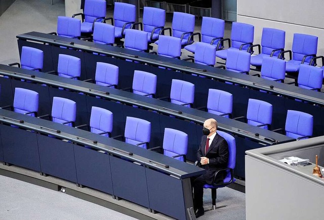 Erst einmal ganz allein auf der Regier...z vor seiner Vereidigung im Bundestag.  | Foto: Kay Nietfeld (dpa)