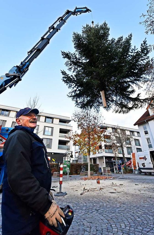 Kommt ein Weihnachtsbaum geflogen: Die...e Atmosphre auf dem Hgebrunnenplatz.  | Foto: Michael Bamberger