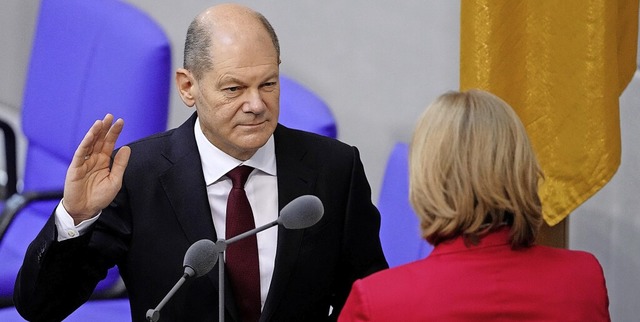 Olaf Scholz (SPD) legt im Bundestag vo...n Amtseid fr seine erste Amtszeit ab.  | Foto: Kay Nietfeld (dpa)