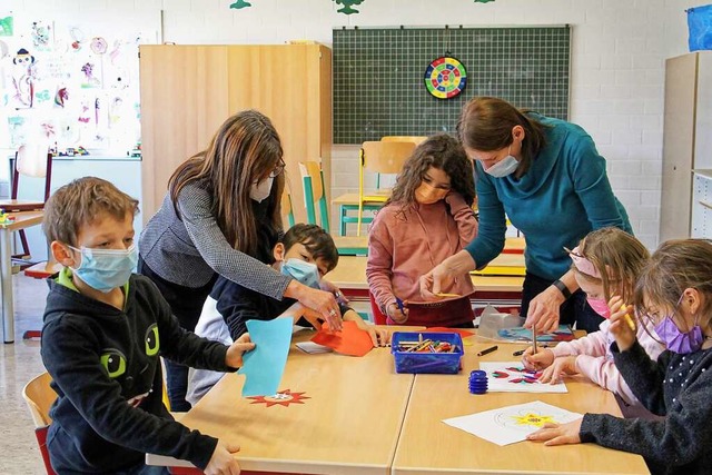 Ehrenamtliche Betreuerinnen spielen un...die die Nachmittagsbetreuung besuchen.  | Foto: Ruth Seitz