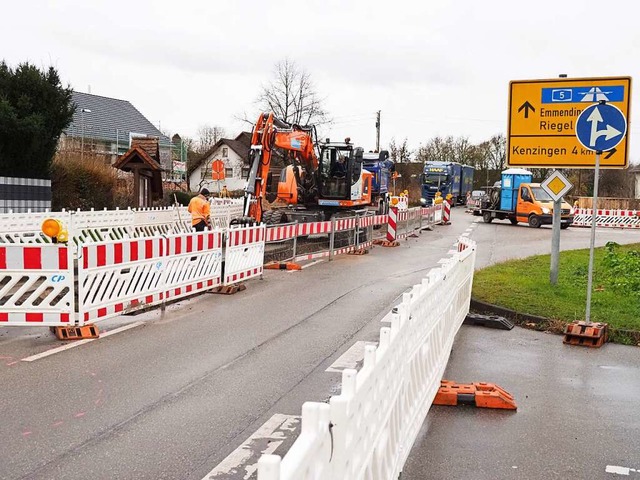 Bis Anfang August sollen die Arbeiten ...Ampelanlage auf Schleichwegen umgehen.  | Foto: Michael Haberer