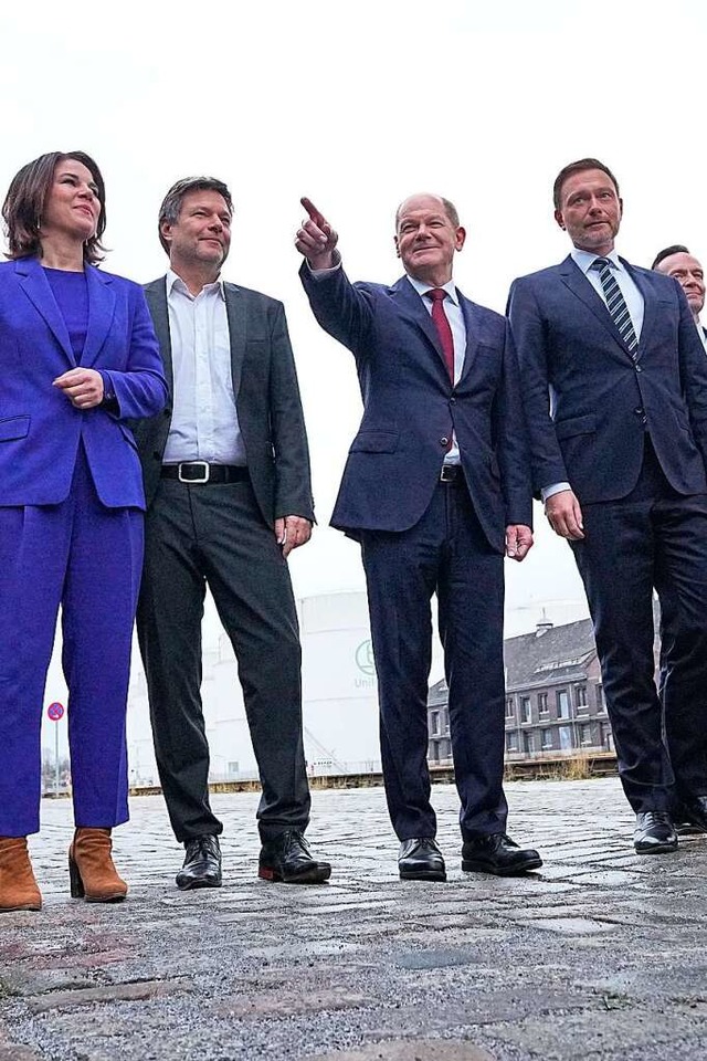 Die Grnen, SPD-Kanzlerkandidat und di...sekonferenz, um den Koalitionsvertrag.  | Foto: Michael Kappeler (dpa)