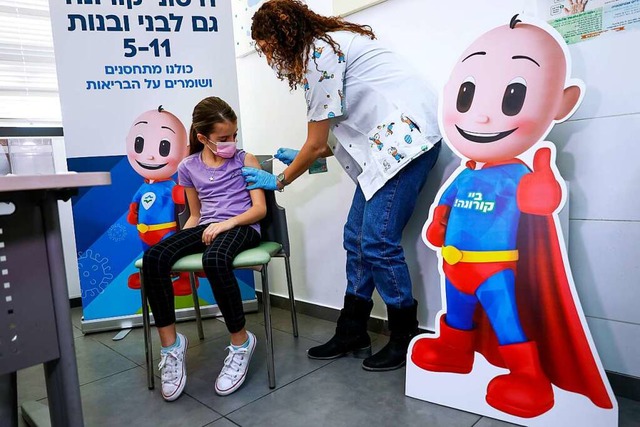 Ein Mdchen erhlt die erste Corona-Impfung in Israel.  | Foto: Oded Balilty (dpa)