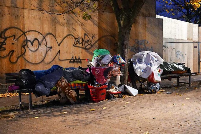 Obdachlose verbringen die Nacht auf einer Bank am Alexanderplatz in Berlin.  | Foto: Jrg Carstensen (dpa)