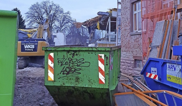 Voran geht es bei den Abrissarbeiten an der Grundschule in Mundingen.   | Foto: Michael Strter