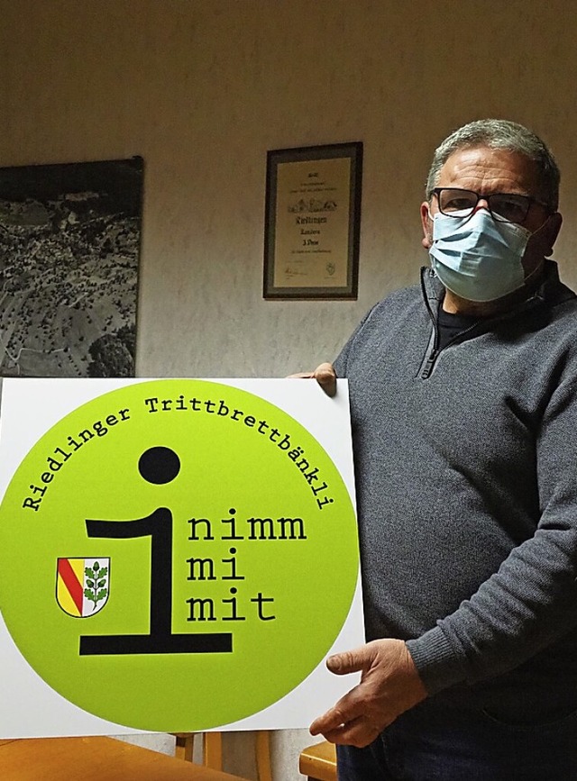 Ortsvorsteher Rolf Moritz prsentiert das Schild zum Mitfahrbnkli.  | Foto: Herbert Frey