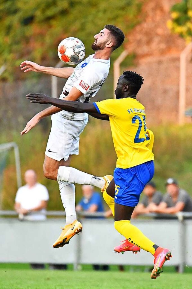 Als der FC Denzlingen (links Jetmir Qo...ren Verbandsligaspiel der Herbstrunde.  | Foto: Achim Keller