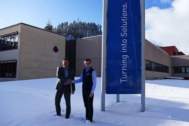 Mit Handschlag besiegeln Geschftsfhr...an Meyer (rechts) und Gerd Altmutter.   | Foto: Ralf Morys