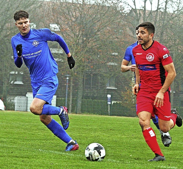 Laufduell: Fabian Papa vom FC Neustadt... Bad Drrheimer Ramiro David de Lillo   | Foto: Dieter Reinhardt