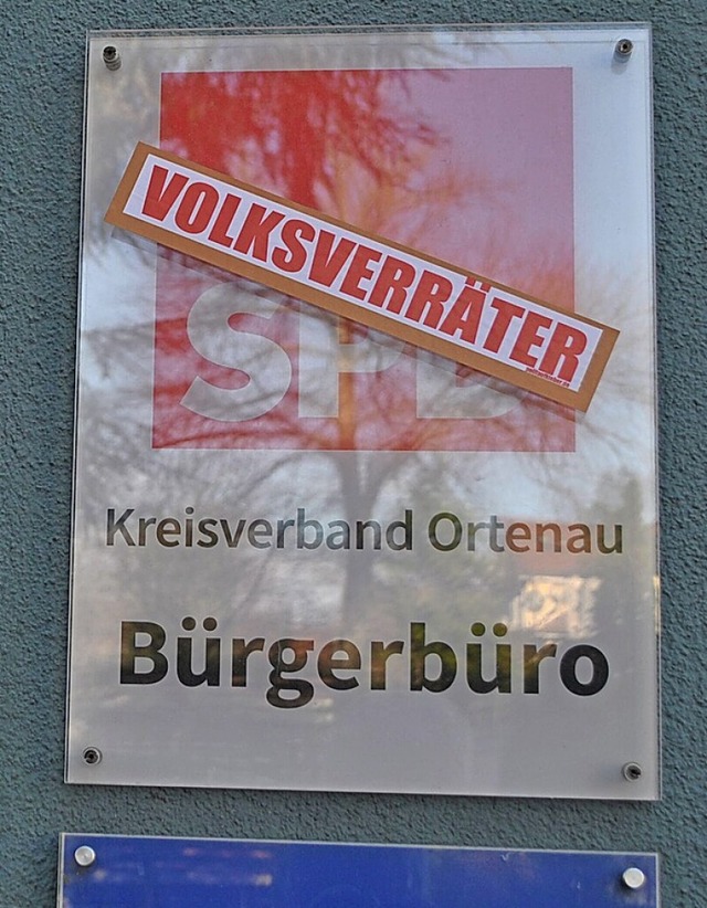 Aufkleber am Schild des SPD-Bros in Offenburg.   | Foto: Wolfgang Achnitz