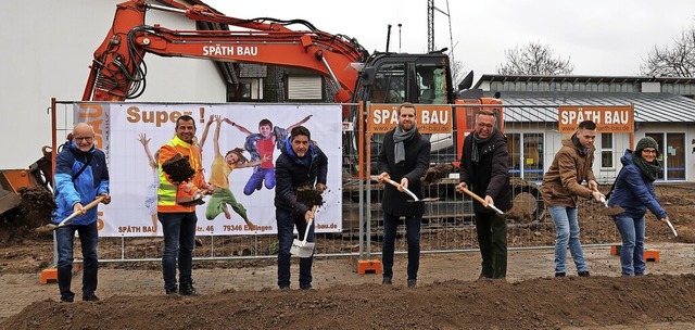 Spatenstich fr die  Erweiterung des K...indertin Tanja Hohwieler (von links).  | Foto: Christine Weirich