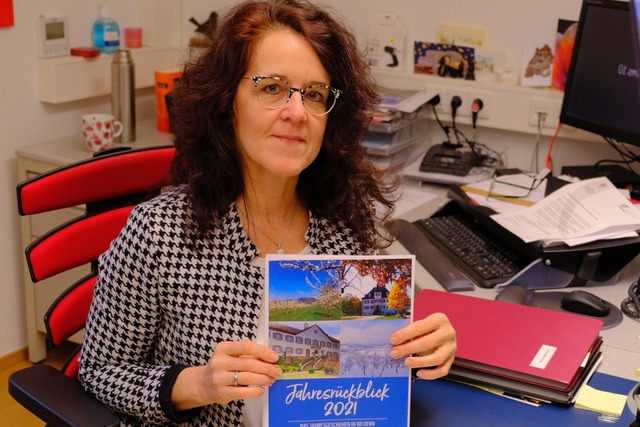 Claudia Bhler-Fricker mit dem Deckblatt des Jahresrckblicks von 2021  | Foto: Martin Pfefferle
