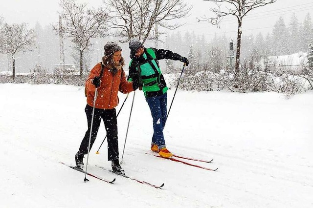 Skilufer bahnen sich am Freitag eine ... verschneiter Strae bei Hinterzarten.  | Foto: Joachim Hahne