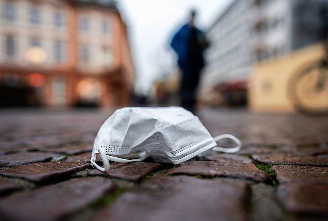 Wer am Samstag in Freiburg demonstriert, muss Maske tragen.  | Foto: Frank Rumpenhorst (dpa)