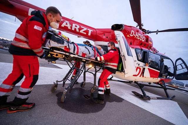 Notfallsanitter schieben einen Patien...en Intensivhubschrauber Christoph 111.  | Foto: Marijan Murat